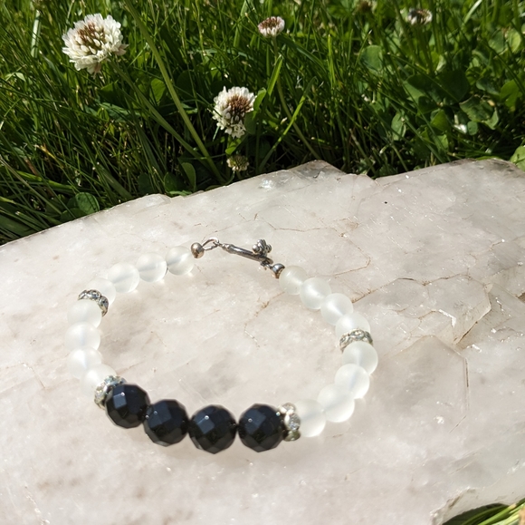 Handmade Faceted Black Onyx and Frosted Quartz Bracelet - Size 7" - Picture 6 of 8